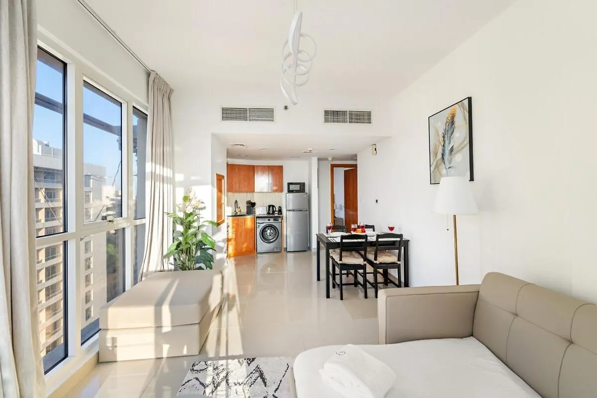 Stylish 1Br In Dubai With Balcony, Lake View, Gym And Pool