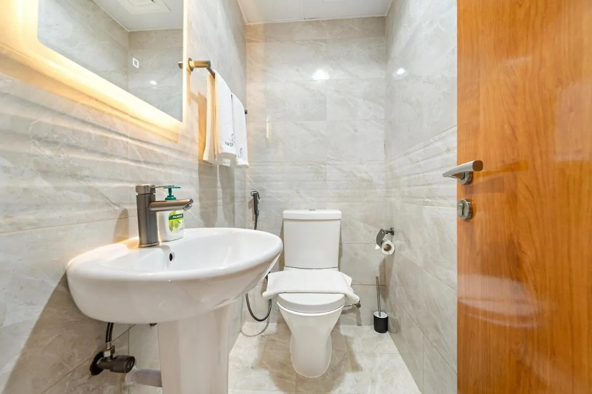 Stylish 1Br In Dubai With Balcony, Lake View, Gym And Pool