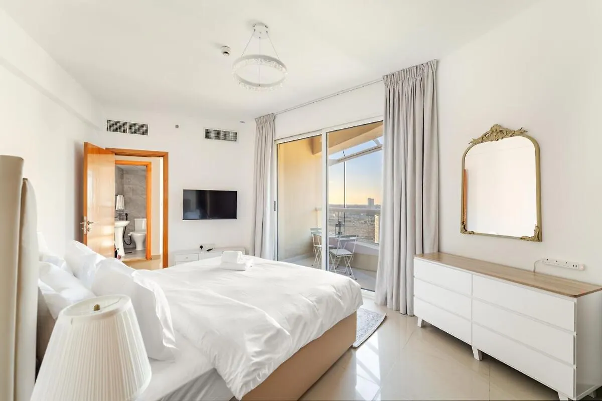 Stylish 1Br In Dubai With Balcony, Lake View, Gym And Pool Apartamento