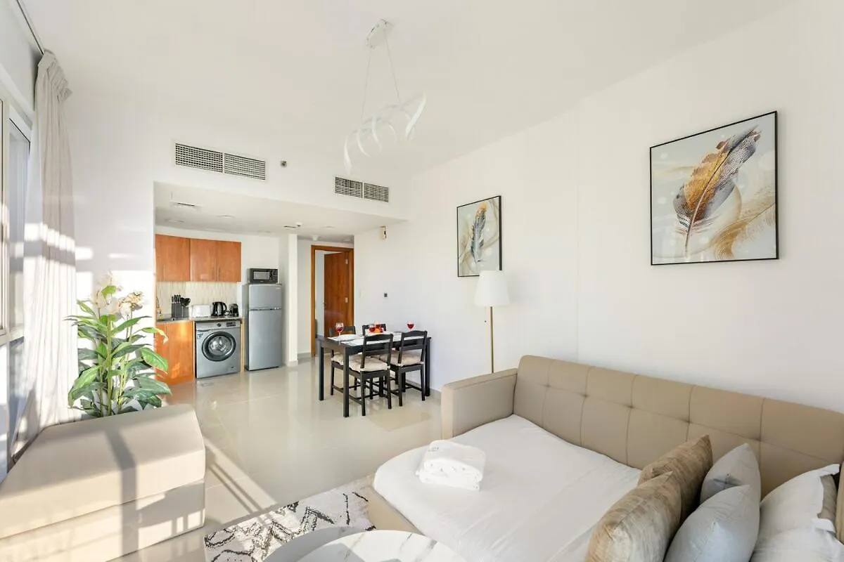 Stylish 1Br In Dubai With Balcony, Lake View, Gym And Pool 0*,  Emirados Árabes Unidos