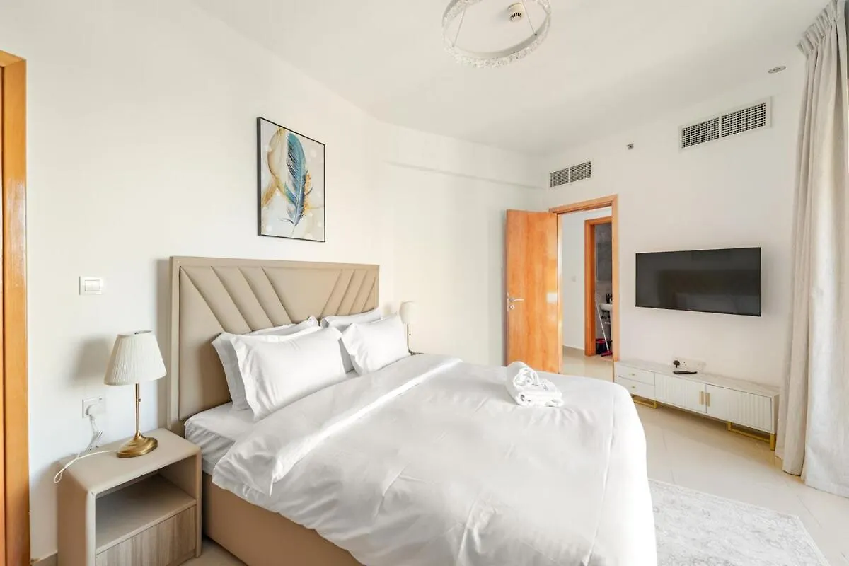 Stylish 1Br In Dubai With Balcony, Lake View, Gym And Pool Apartamento